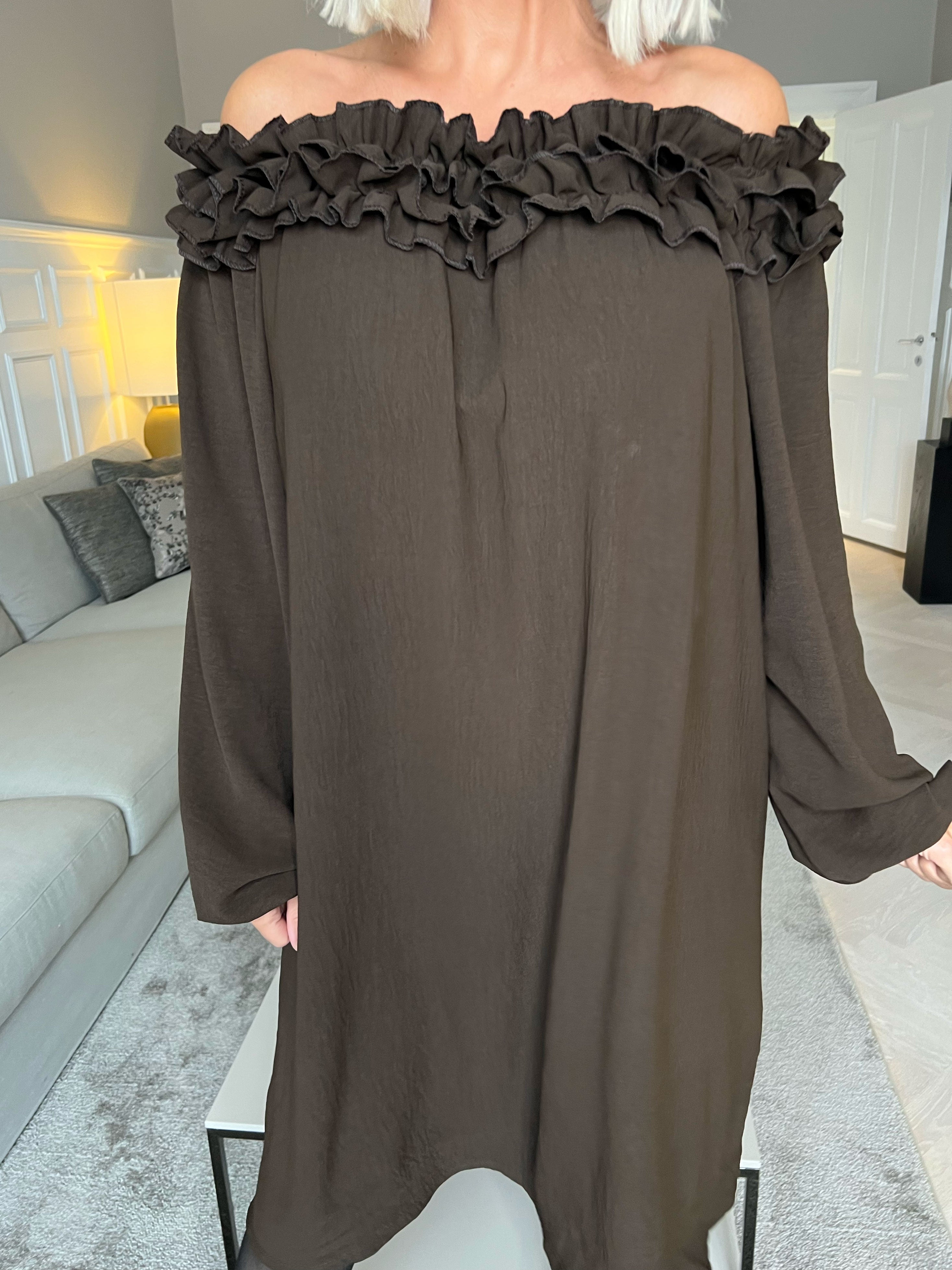 Chili Dress - Kjole med lange ærmer og flæser i udskæringen